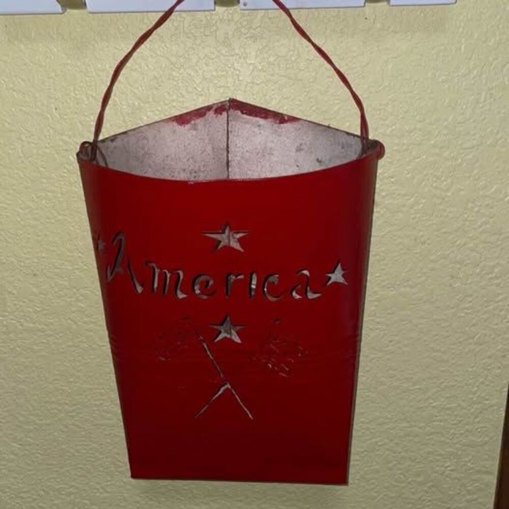 Red cut Metal Patriotic America Wall Pocket Bucket
